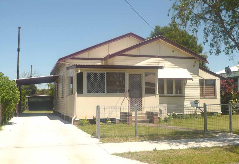 LOCATION COUNTS...EASY WALK TO TOWN Picture 1