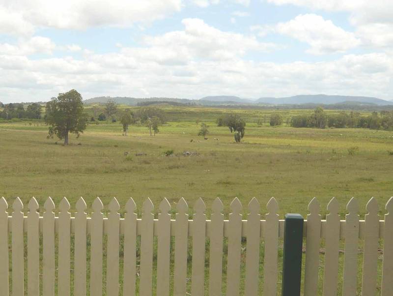 FAMILY HOME IN DESIREABLE LOCATION Picture 3