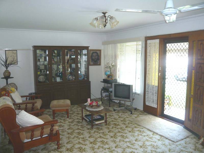 THREE BEDROOM HOME WITH INCOME Picture 3