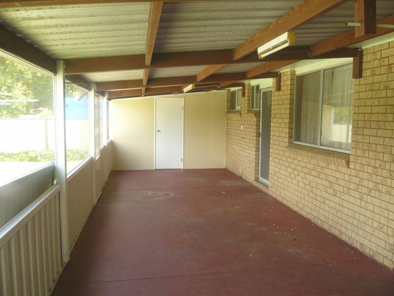 IDEAL FAMILY HOME WITH POOL Picture 3