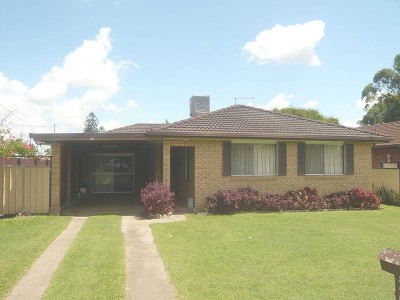 IDEAL FAMILY HOME WITH POOL Picture