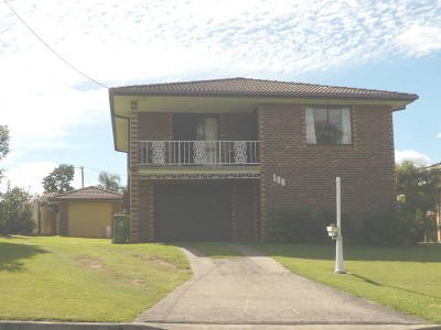 OVERLOOKING GOLF COURSE! Picture