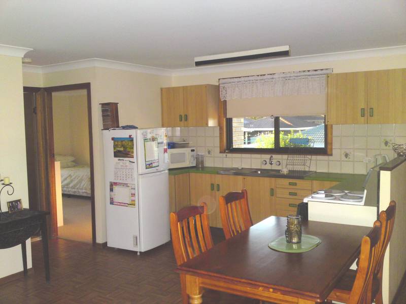 OVERLOOKING GOLF COURSE! Picture 2