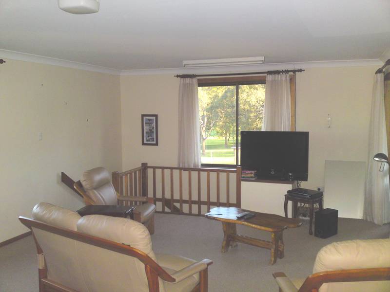 OVERLOOKING GOLF COURSE! Picture 3