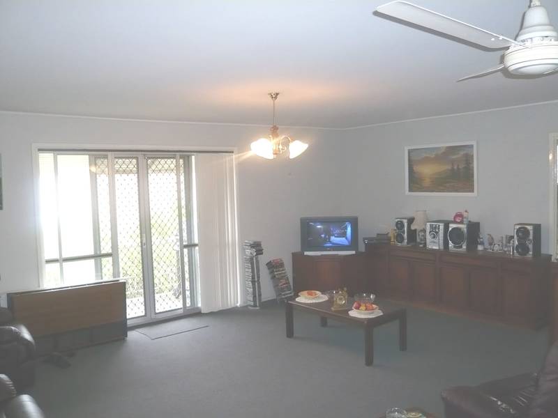 TOP FLOOR UNIT IN CENTRAL LOCATION! Picture 3