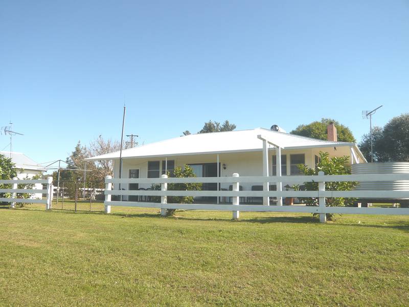 LIFESTYLE ACREAGE WITH TWO HOMES - LIVE IN ONE & RENT THE OTHER Picture 2