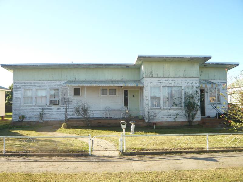 Older style 3 bedroom house Picture 2