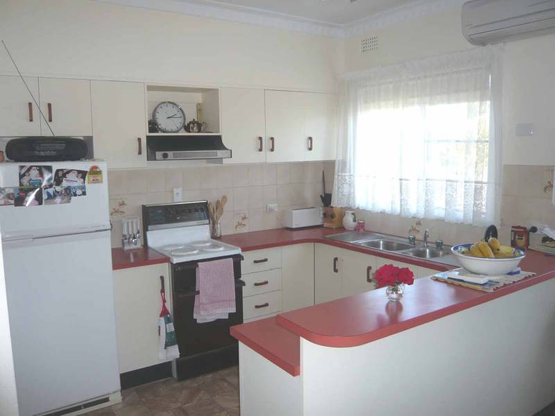 SUPER CONVENIENT LOCATION Picture 3