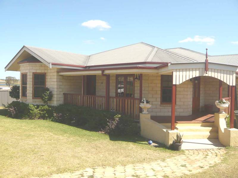 DESIGNER LIVING IN EXCLUSIVE AREA Picture 1