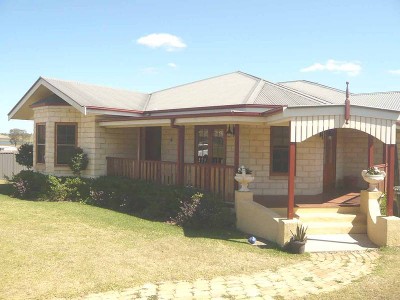 DESIGNER LIVING IN EXCLUSIVE AREA Picture