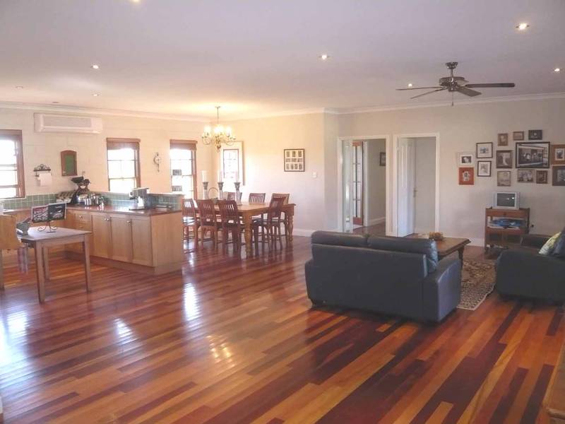 DESIGNER LIVING IN EXCLUSIVE AREA Picture 3