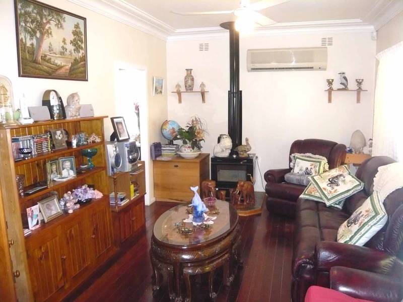 WELL PRICED IMMACULATE HOME Picture 2