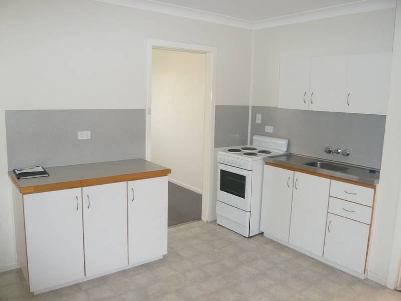 Tidy 1 bedroom brick & tile unit Picture 3