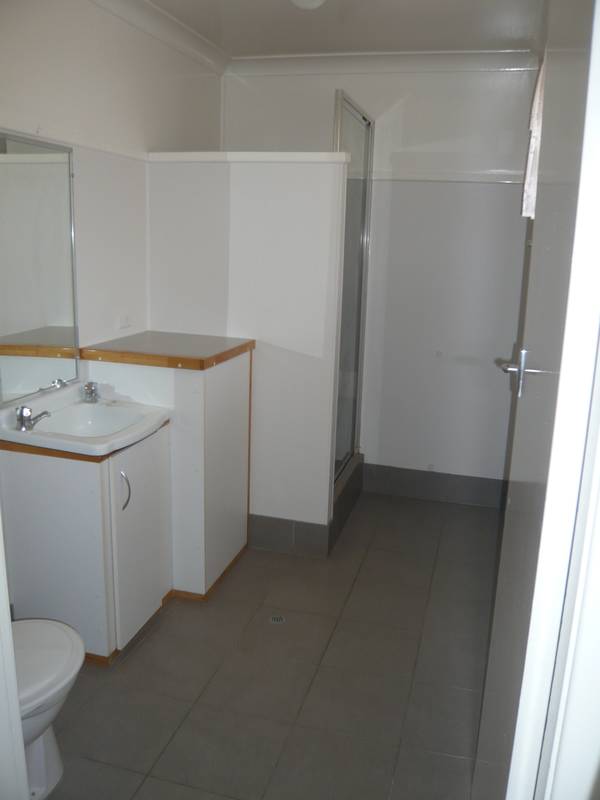 Tidy 1 bedroom brick & tile unit Picture 2
