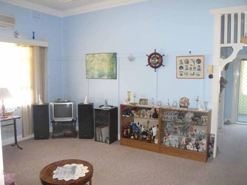 FRESHLY PAINTED & NEAT AS A PIN Picture 2