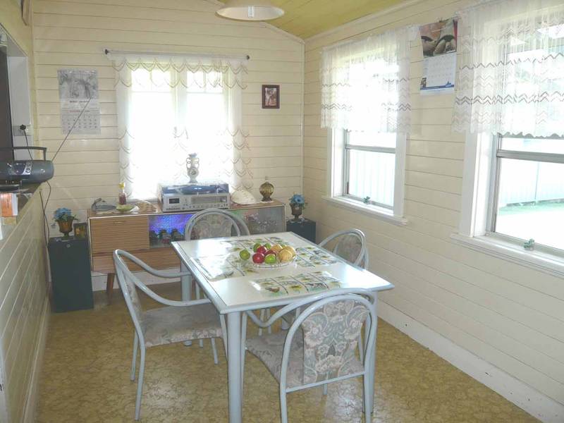 FRESHLY PAINTED & NEAT AS A PIN Picture 3