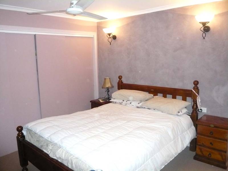 HUGE 6 BEDROOM FAMILY HOME Picture 2