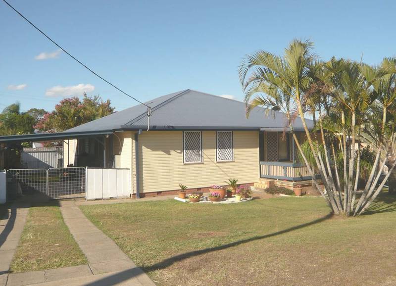 HUGE 6 BEDROOM FAMILY HOME Picture 1