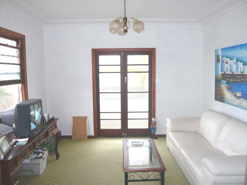 ENTRY LEVEL BUY! A REAL CHARMER Picture 3