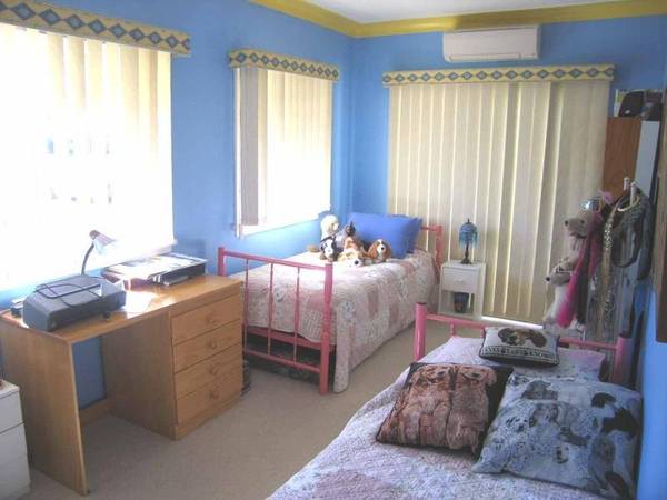 FAMILY HOME WITH ENORMOUS POTENTIAL Picture 3