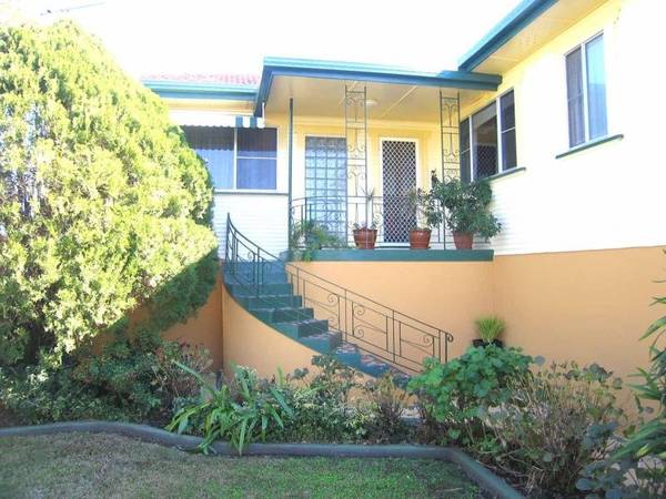 FAMILY HOME WITH ENORMOUS POTENTIAL Picture 2