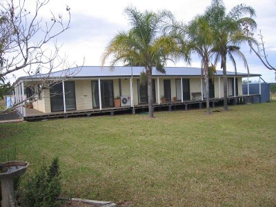 QUIET COUNTRY ACREAGE WITH POOL & INCOME Picture