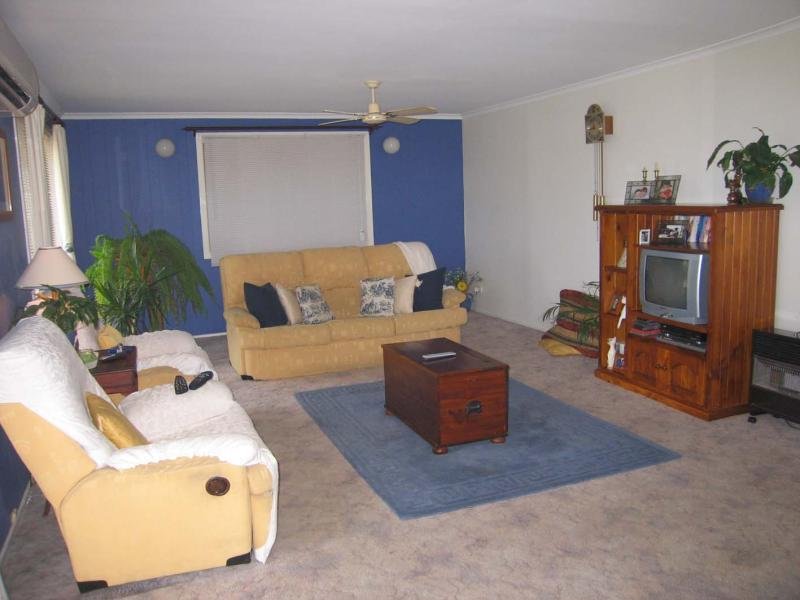 QUIET COUNTRY ACREAGE WITH POOL & INCOME Picture 2