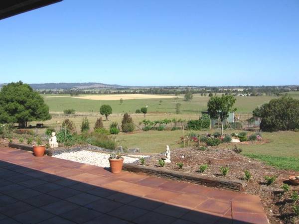 SPECTACULAR FAMILY HOME ON ACREAGE Picture 3