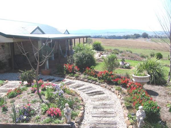 SPECTACULAR FAMILY HOME ON ACREAGE Picture 2