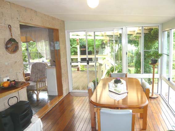 COTTAGE STYLE HOME WITH VALLEY VIEWS Picture 2