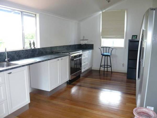 OLD WORLD CHARM & CONVENIENCE Picture 3