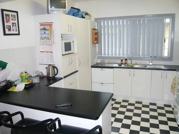 FAMILY HOME IN CONVENIENT LOCATION Picture 2