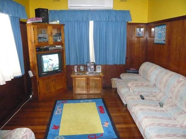 FAMILY HOME IN CONVENIENT LOCATION Picture 3