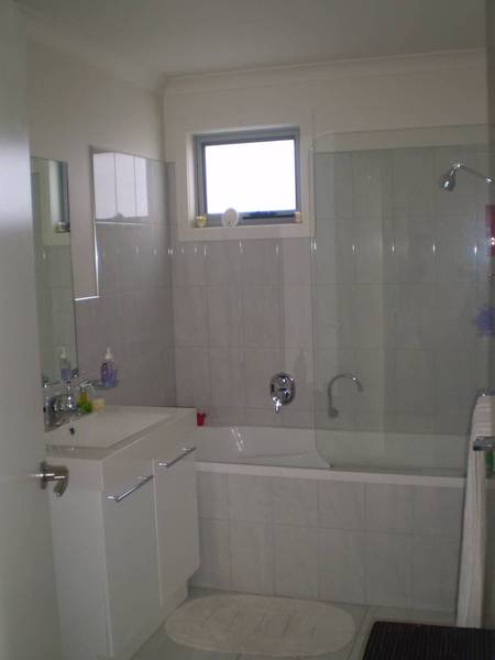 COMFORTABLE MODERN LIVING Picture 3