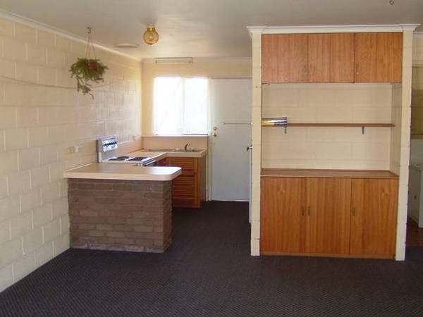 IDEALLY LOCATED FOR THE STUDENTS Picture