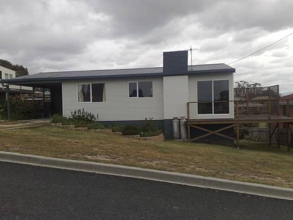 CENTRAL, WITH VIEWS OF GEORGES BAY Picture 1