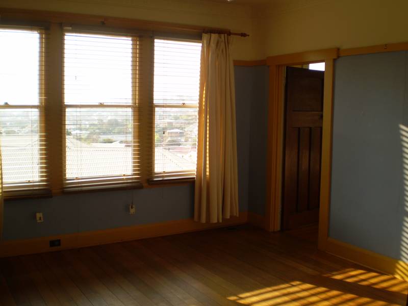 CLOSE & CONVENIENT Picture 3