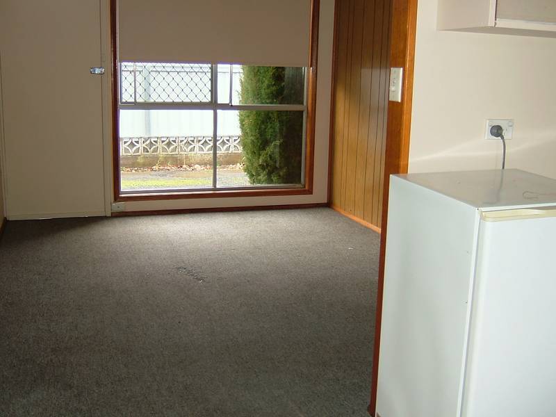 PEACEFUL OUTER SUBURBS Picture 3