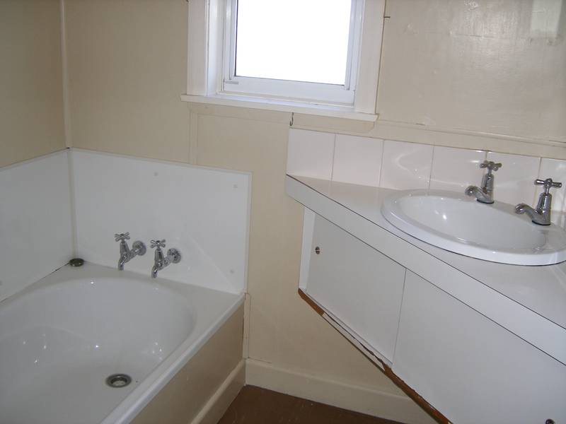 CLOSE TO UNIVERSITY AND SCHOOLS Picture 2