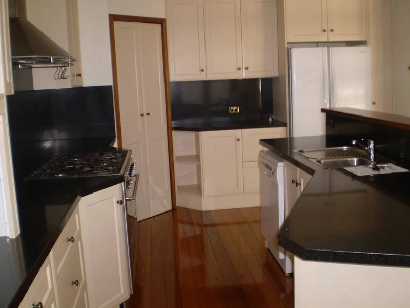 THREE STOREY, THREE BEDROOM, THREE BATHOOM HOME! Picture