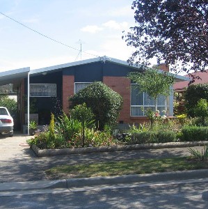 FANTASTIC FIRST HOME OR INVESTMENT Picture