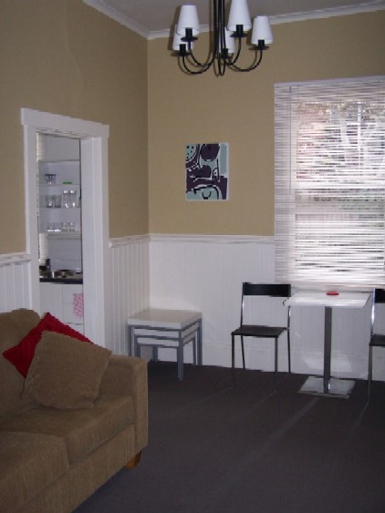 FULLY FURNISHED, MODERN UNIT Picture