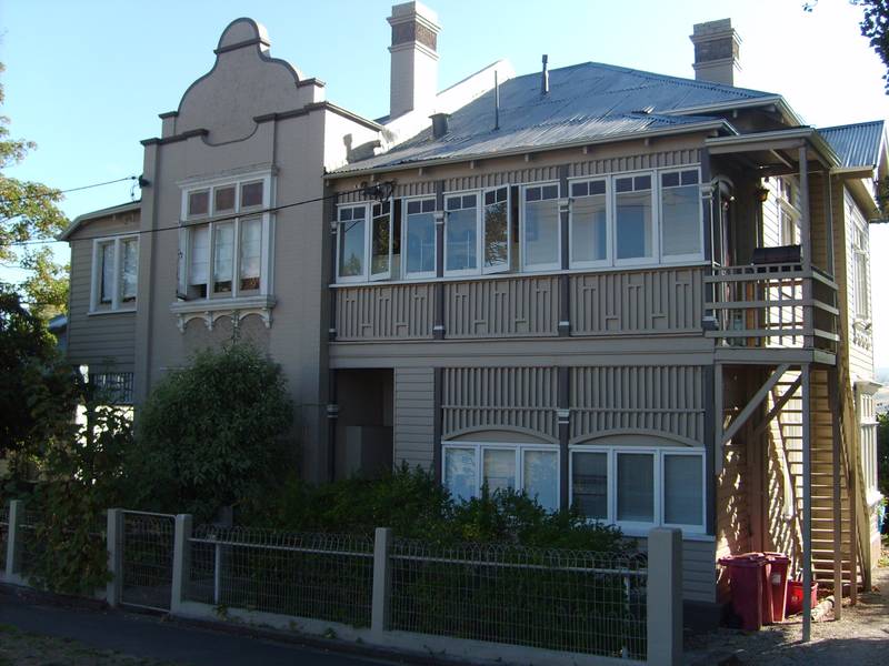 GREAT LOCATION - EXCELLENT INVESTMENT Picture 1