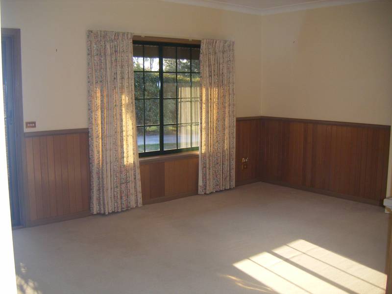 VERY POPULAR UNIT IN A VERY POPULAR SUBURB Picture 3