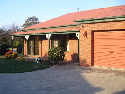 VERY POPULAR UNIT IN A VERY POPULAR SUBURB Picture