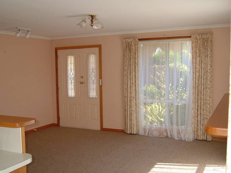 NEAT & COMFORTABLE LIVING! Picture