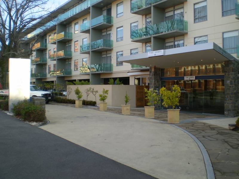 FULLY FURNISHED, CITY LIVING! Picture 1