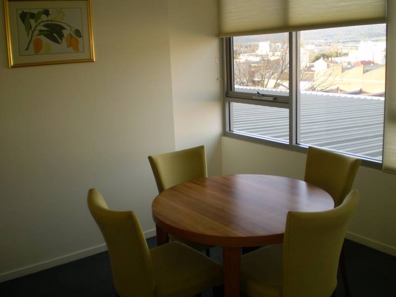 FULLY FURNISHED, CITY LIVING! Picture 3