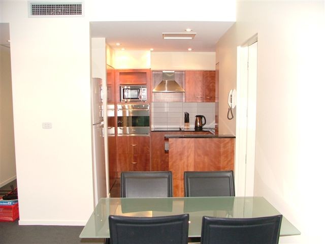 SPARKLING INNER CITY APARTMENT Picture 3