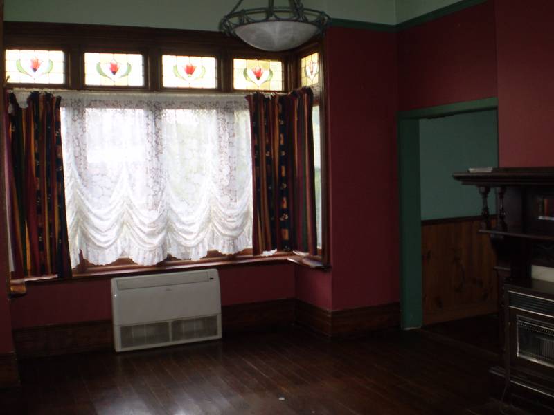 CHARACTER HOME CLOSE TO CBD! Picture 2